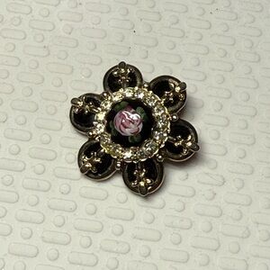 Elegant Floral Brooch with Gold Accents